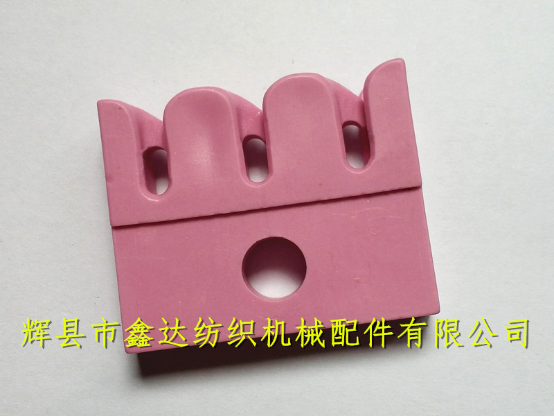 Three tooth comb for textile porcelain parts